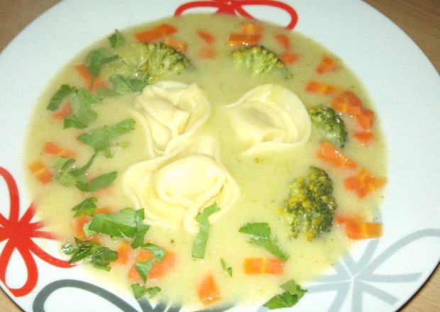 Fotografia przedstawiająca Zupa brokułowa z tortellini