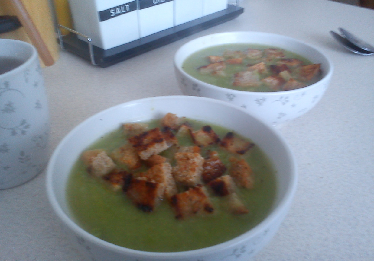 Zupa brokułowa z zielonym groszkiem i grzankami foto