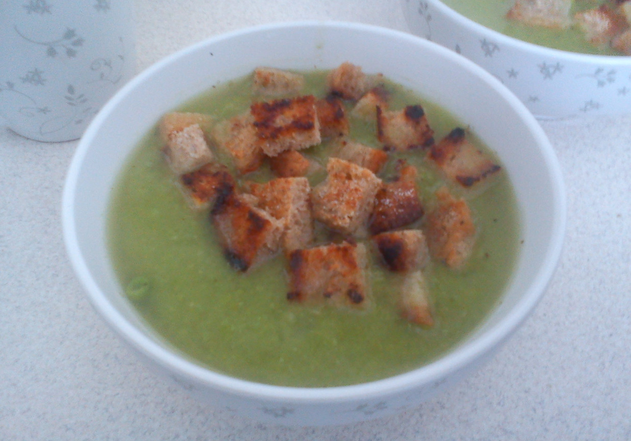 Zupa brokułowa z zielonym groszkiem i grzankami foto