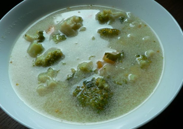 Fotografia przedstawiająca Zupa brokułowa z ziemniaczkami