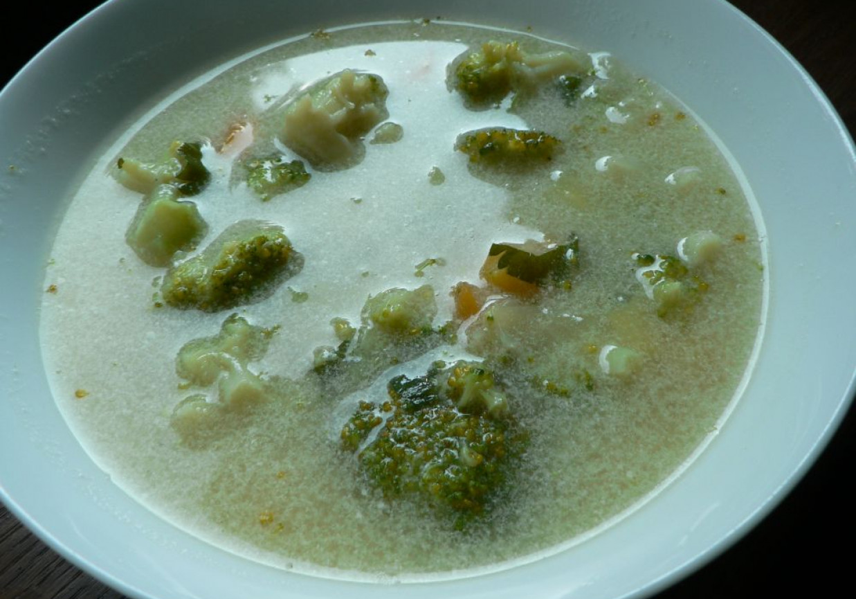 Zupa brokułowa z ziemniaczkami foto