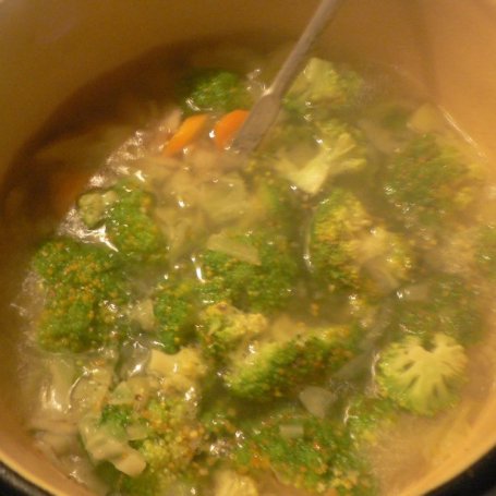 Krok 2 - Zupa brokułowa z ziemniaczkami foto