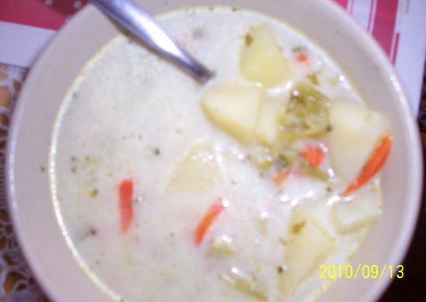 Fotografia przedstawiająca zupa brokułowa z ziemniakami
