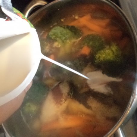 Krok 3 - Zupa brokułowo-marchewkowa zaserwowana z kiełkami :) foto