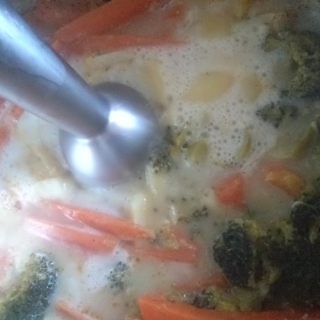 Krok 4 - Zupa brokułowo-marchewkowa zaserwowana z kiełkami :) foto