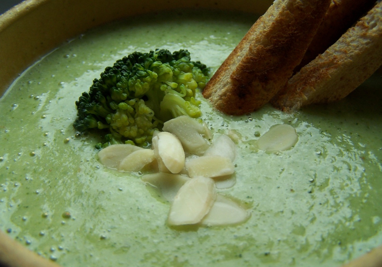 zupa brokułowo - migdałowa z grzankami foto