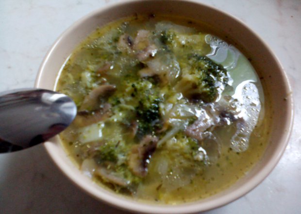 Fotografia przedstawiająca Zupa brokułowo-pieczarkowa