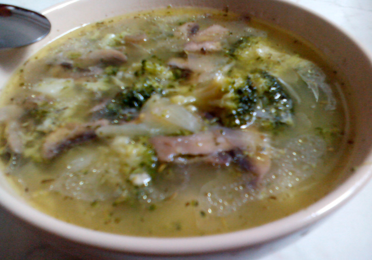 Zupa brokułowo-pieczarkowa foto