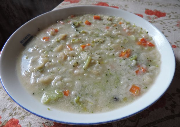 Fotografia przedstawiająca Zupa brokułowo-porowa z ryżem