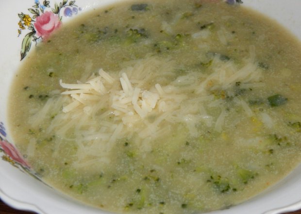 Fotografia przedstawiająca Zupa brokułowo-selerowa z serem cheddar
