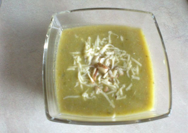 Fotografia przedstawiająca zupa brokułowo-serowa z dodatkiem orzechów