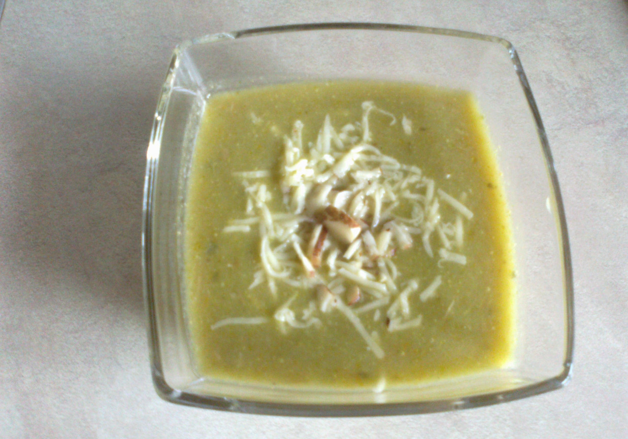 zupa brokułowo-serowa z dodatkiem orzechów  foto