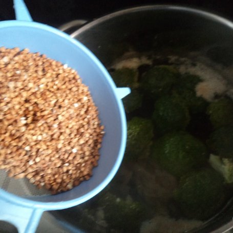 Krok 3 - Zupa brokułowo-szpinakowa z dodatkiem kaszy gryczanej:) foto