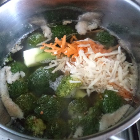 Krok 5 - Zupa brokułowo-szpinakowa z dodatkiem kaszy gryczanej:) foto