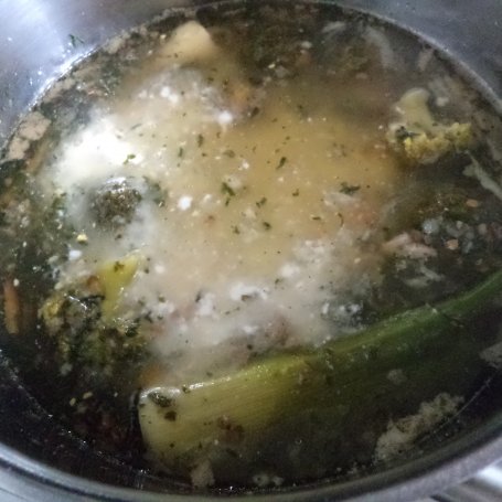 Krok 8 - Zupa brokułowo-szpinakowa z dodatkiem kaszy gryczanej:) foto
