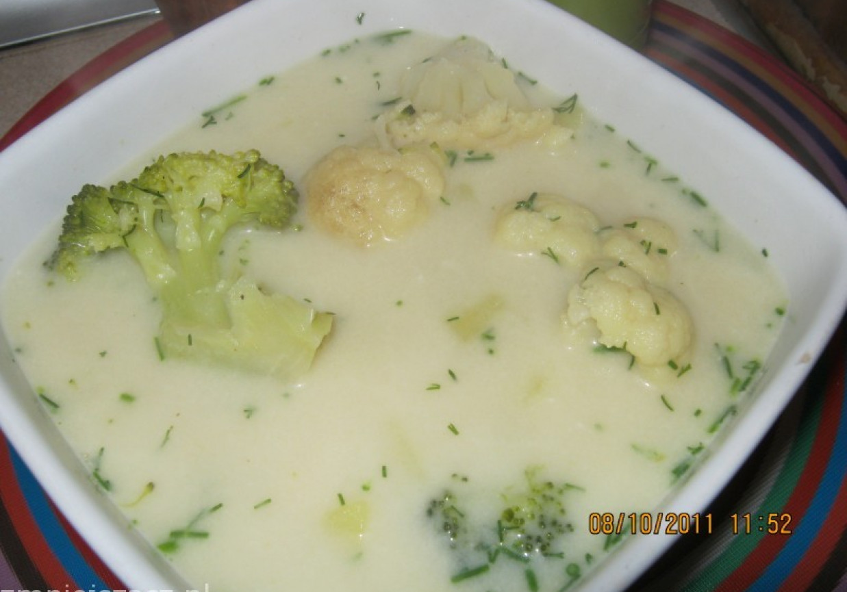 Zupa brokułowo-kalafiorowa. foto