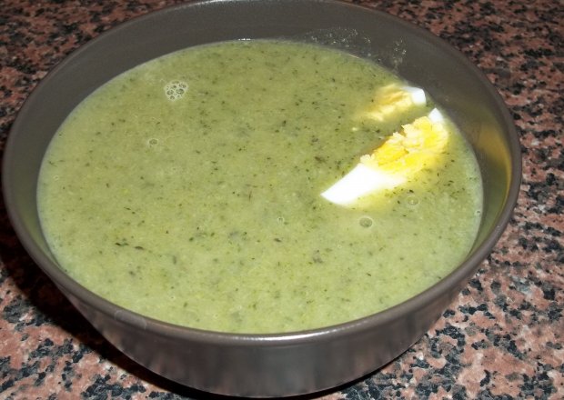 Fotografia przedstawiająca Zupa brokułowo-porowa z jajkiem