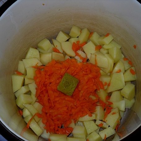 Krok 2 - Zupa brukselkowa z tartą marchewką foto