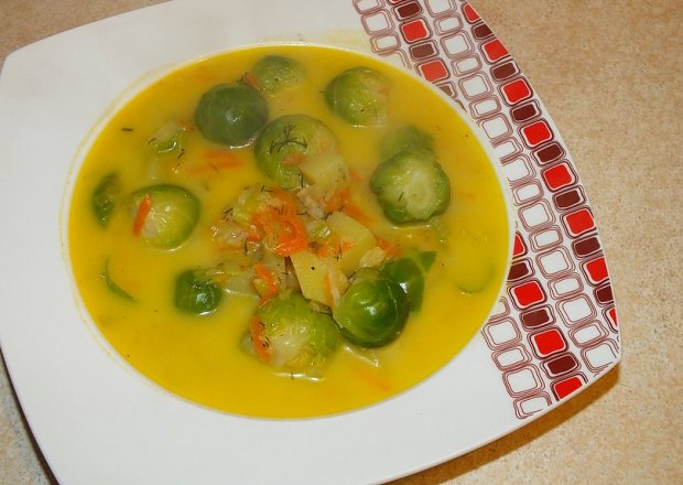 Fotografia przedstawiająca Zupa brukselkowa z tartymi warzywami