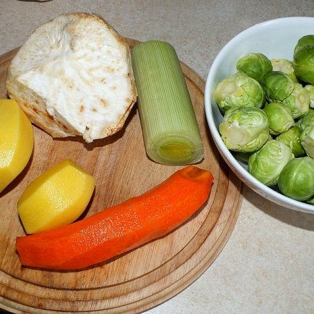 Krok 1 - Zupa brukselkowa z tartymi warzywami foto