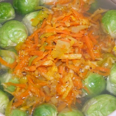 Krok 4 - Zupa brukselkowa z tartymi warzywami foto