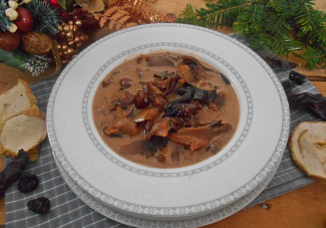 Zupa brzadowa z suszonymi grzybami foto