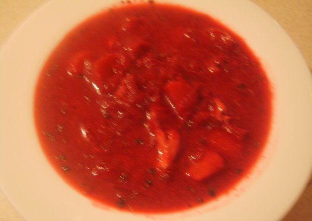 Fotografia przedstawiająca zupa buraczkowa na żeberkach