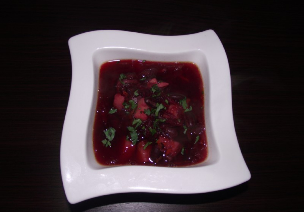 Zupa buraczkowa z czerwoną fasolą foto