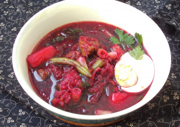 Fotografia przedstawiająca zupa buraczkowa z fasolką szparagową i jajkiem na wołowinie...