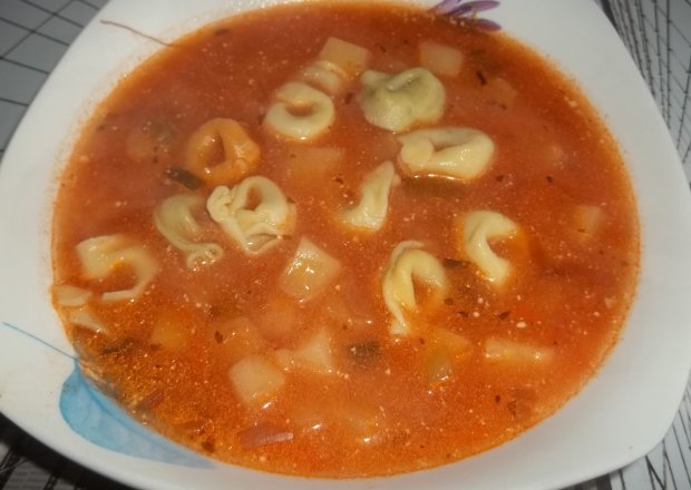 Fotografia przedstawiająca Zupa buraczkowa z tortellini