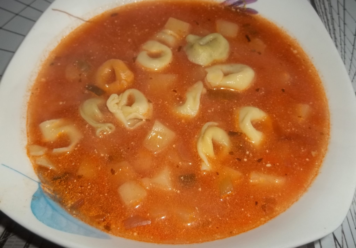 Zupa buraczkowa z tortellini foto