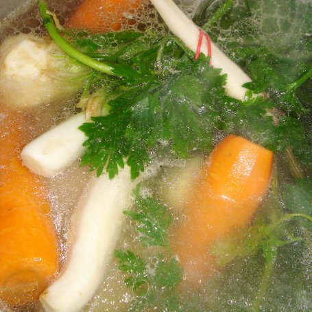 Krok 1 - Zupa buraczkowa z warzywami i kleksem kwaśnej śmietany foto