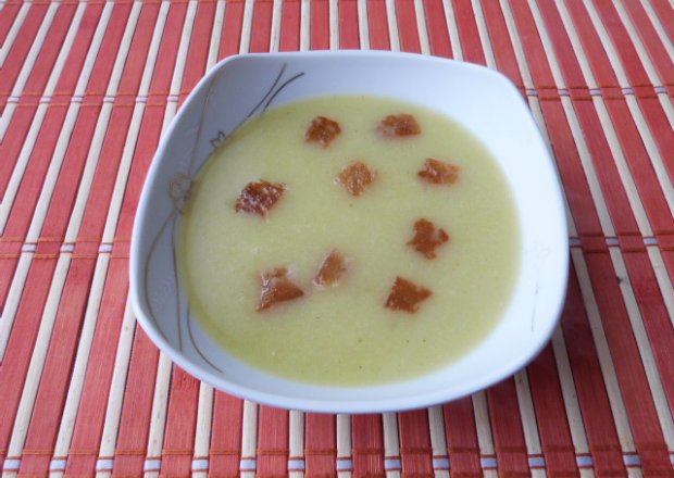 Fotografia przedstawiająca Zupa cebulowa biała