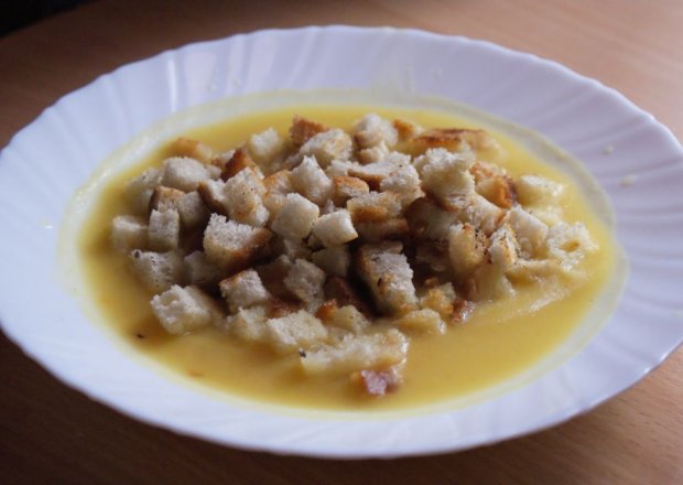 Fotografia przedstawiająca Zupa cebulowa krem z grzankami