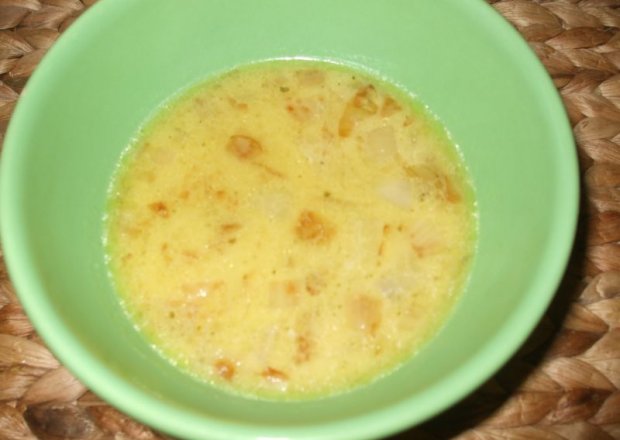 Fotografia przedstawiająca Zupa cebulowa na bulionie warzywnym