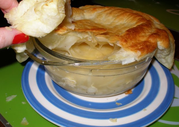 Fotografia przedstawiająca Zupa cebulowa pod ciastem francuskim