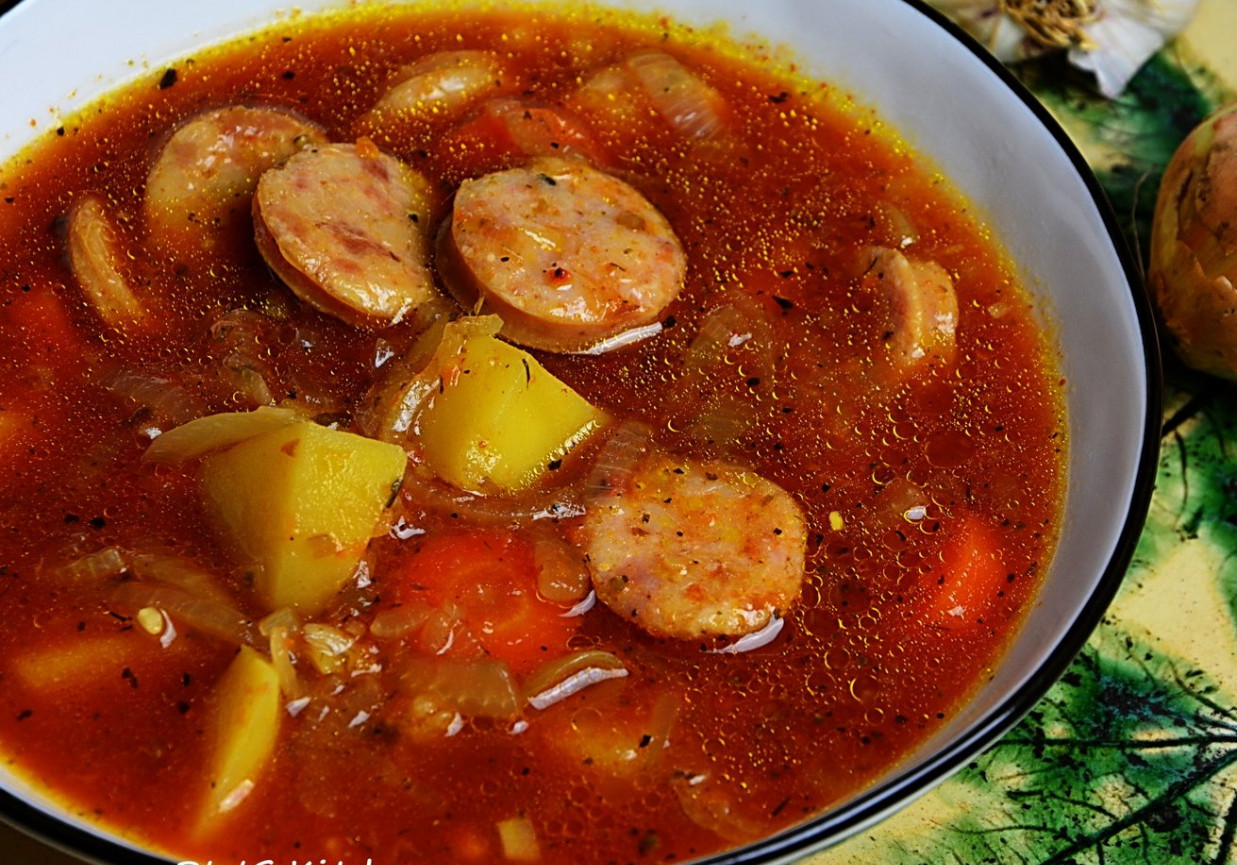 Zupa cebulowa w pomidorach foto