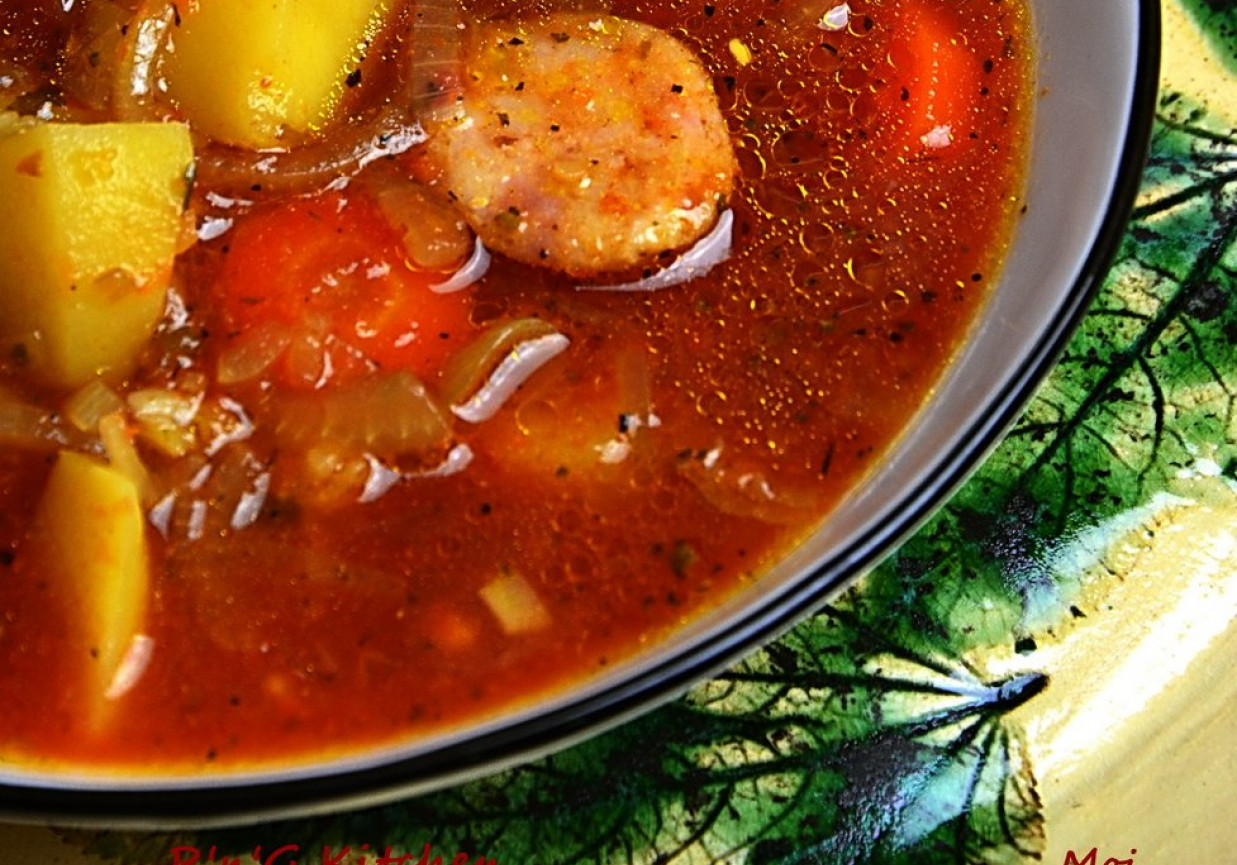 Zupa cebulowa w pomidorach foto