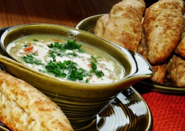 Fotografia przedstawiająca Zupa cebulowa z biskwitami serowymi
