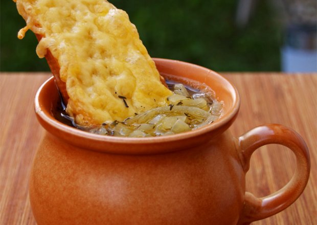 Fotografia przedstawiająca Zupa cebulowa z grzanką serową