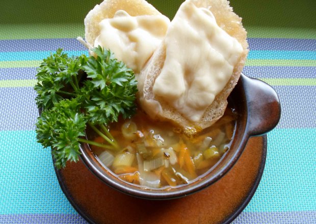 Fotografia przedstawiająca Zupa cebulowa z grzankami czosnkowo serowymi