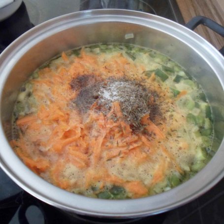 Krok 4 - Zupa cebulowa z grzankami czosnkowo serowymi foto
