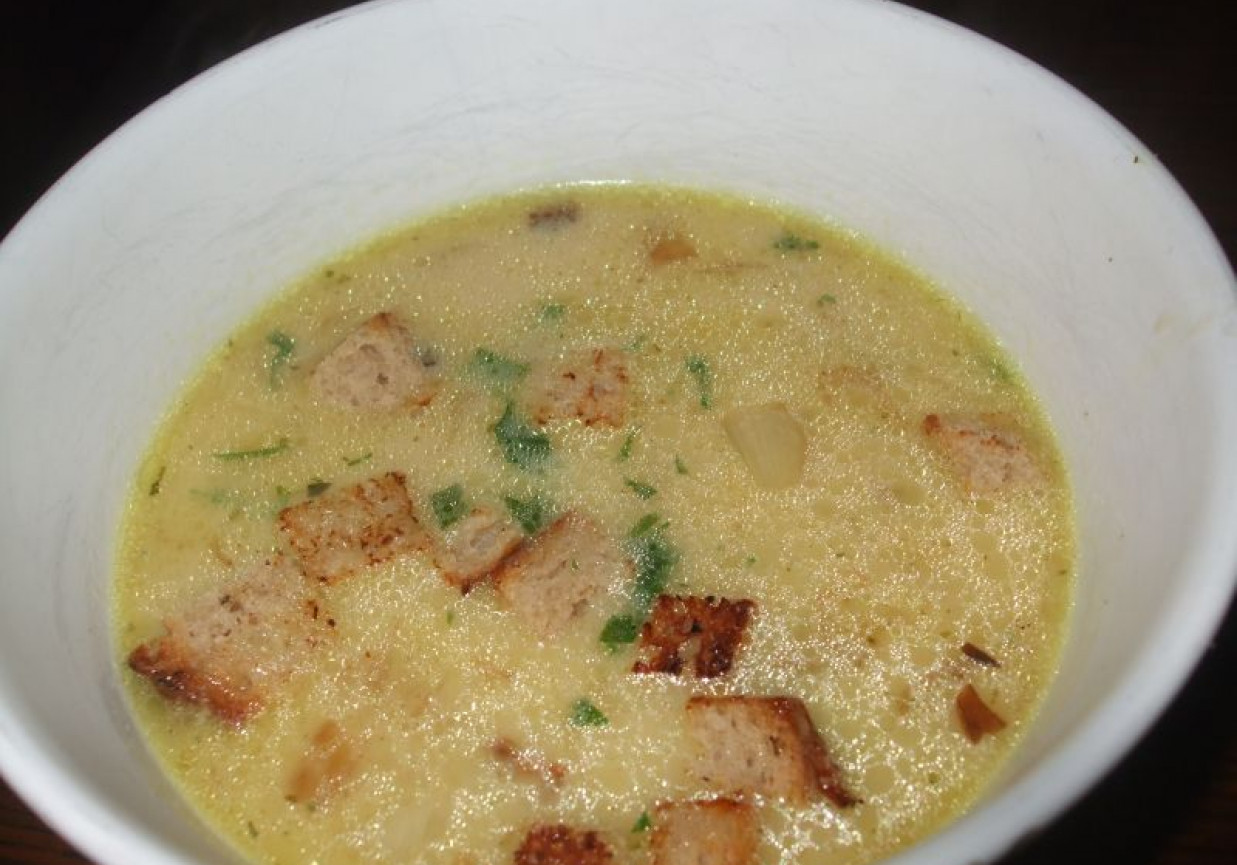 Zupa cebulowa z grzankami i kiełbasą chorizo foto
