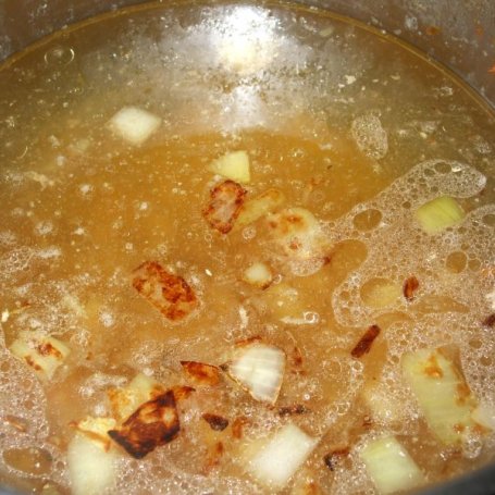 Krok 2 - Zupa cebulowa z grzankami i kiełbasą chorizo foto