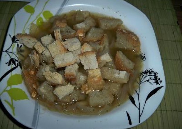 Fotografia przedstawiająca Zupa cebulowa z grzankami serowymi