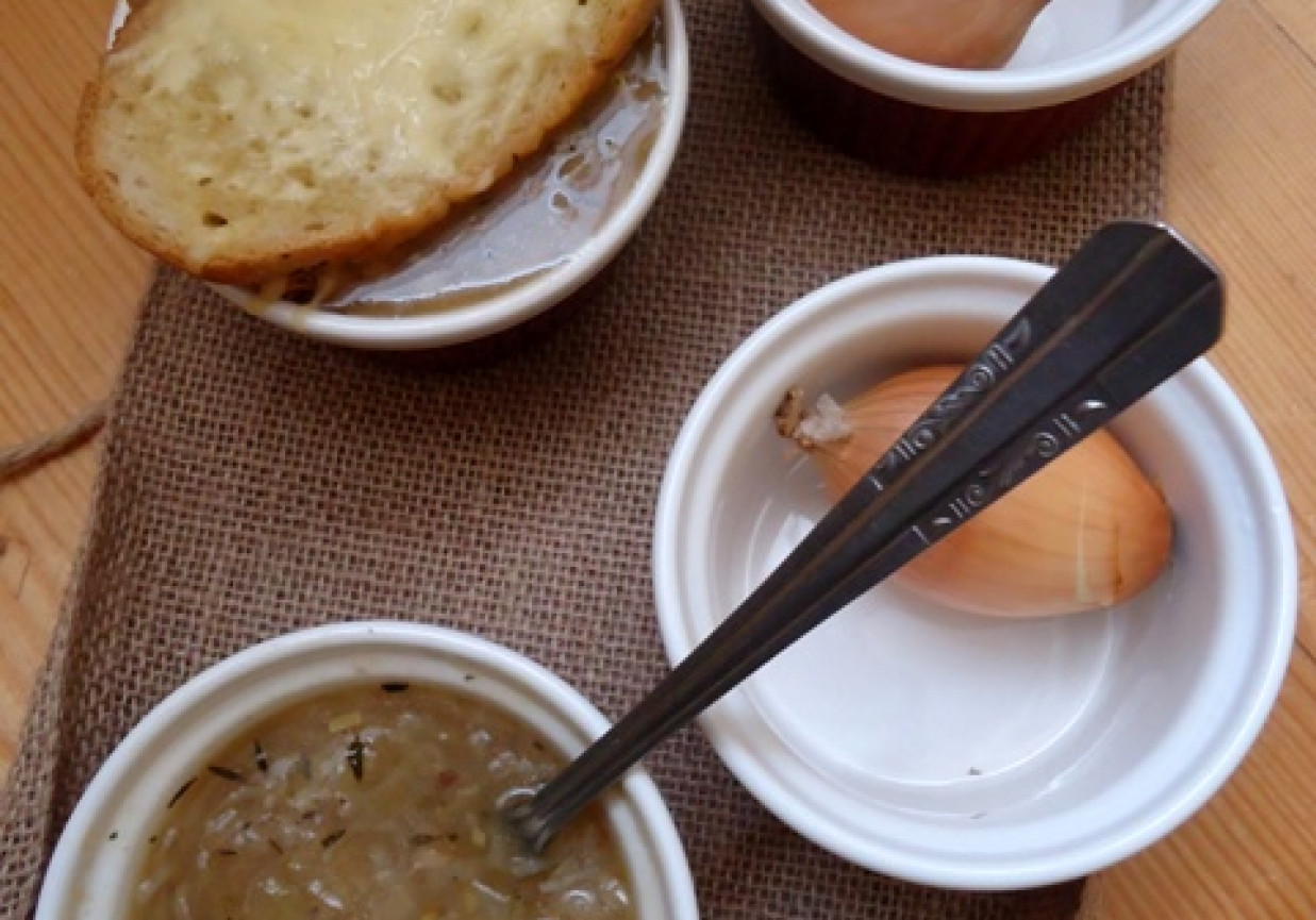 Zupa cebulowa z grzankami z serem foto