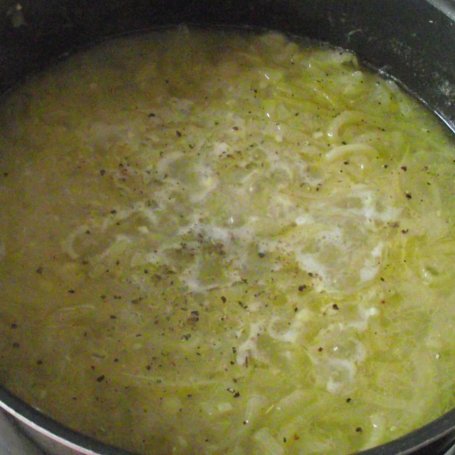 Krok 3 - Zupa cebulowa z grzankami z serem foto