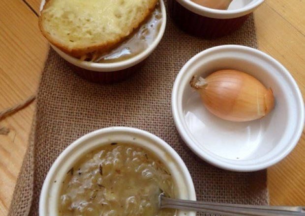 Fotografia przedstawiająca Zupa cebulowa z grzankami z serem