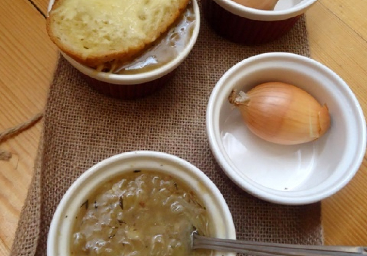 Zupa cebulowa z grzankami z serem foto