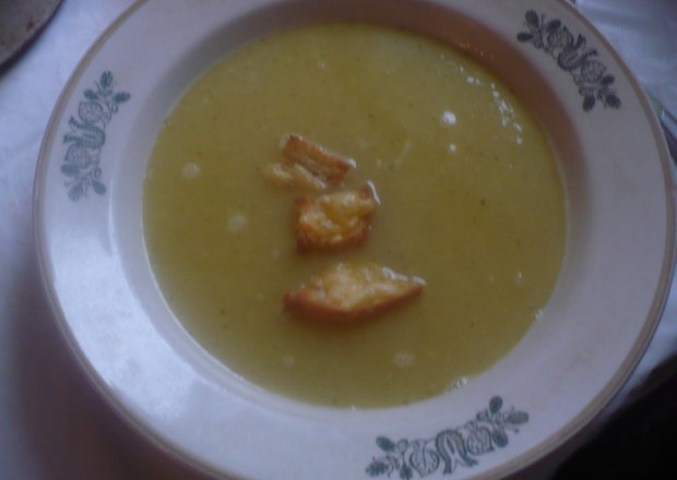 Fotografia przedstawiająca Zupa cebulowa z grzankami